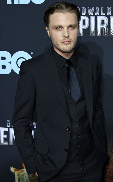 20100916122738266-michael_pitt_large.jpg